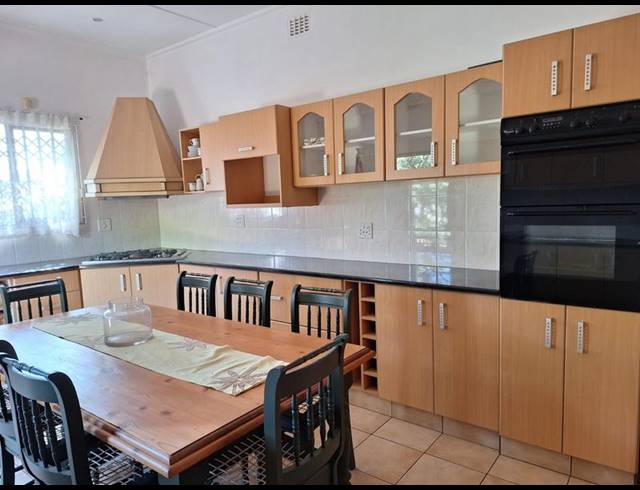 6 BEDROOM HOUSE FOR SALE IN UMKOMAAS